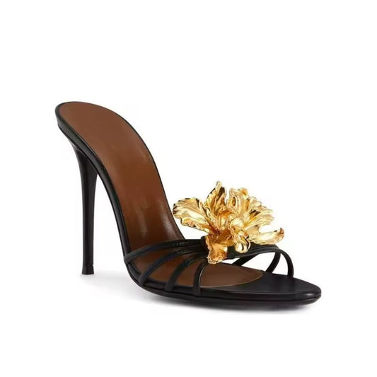 Sandalen mit Metallblume
