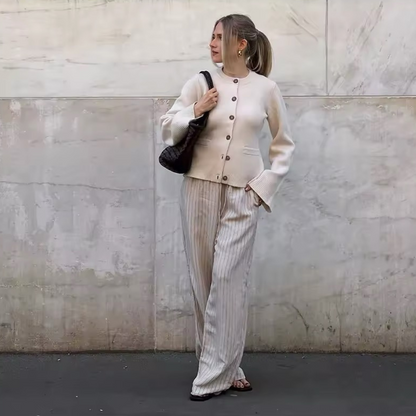 Elegante weiße Strickjacke